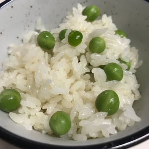 お豆は後乗せします、鞘を入れて炊く我が家の豆ご飯♫